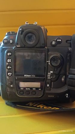 Nikon D2x DSLR Professional Camera + Nikon telephoto 70-300mm lens + Battery Works 100%