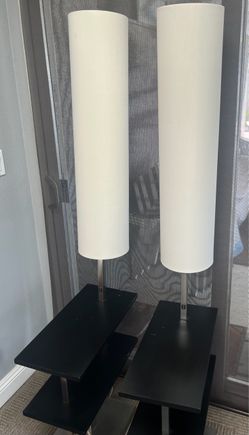 Night stands or side tables with lamps