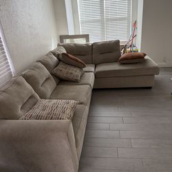 Couch  $560 Muy bonito y limpio