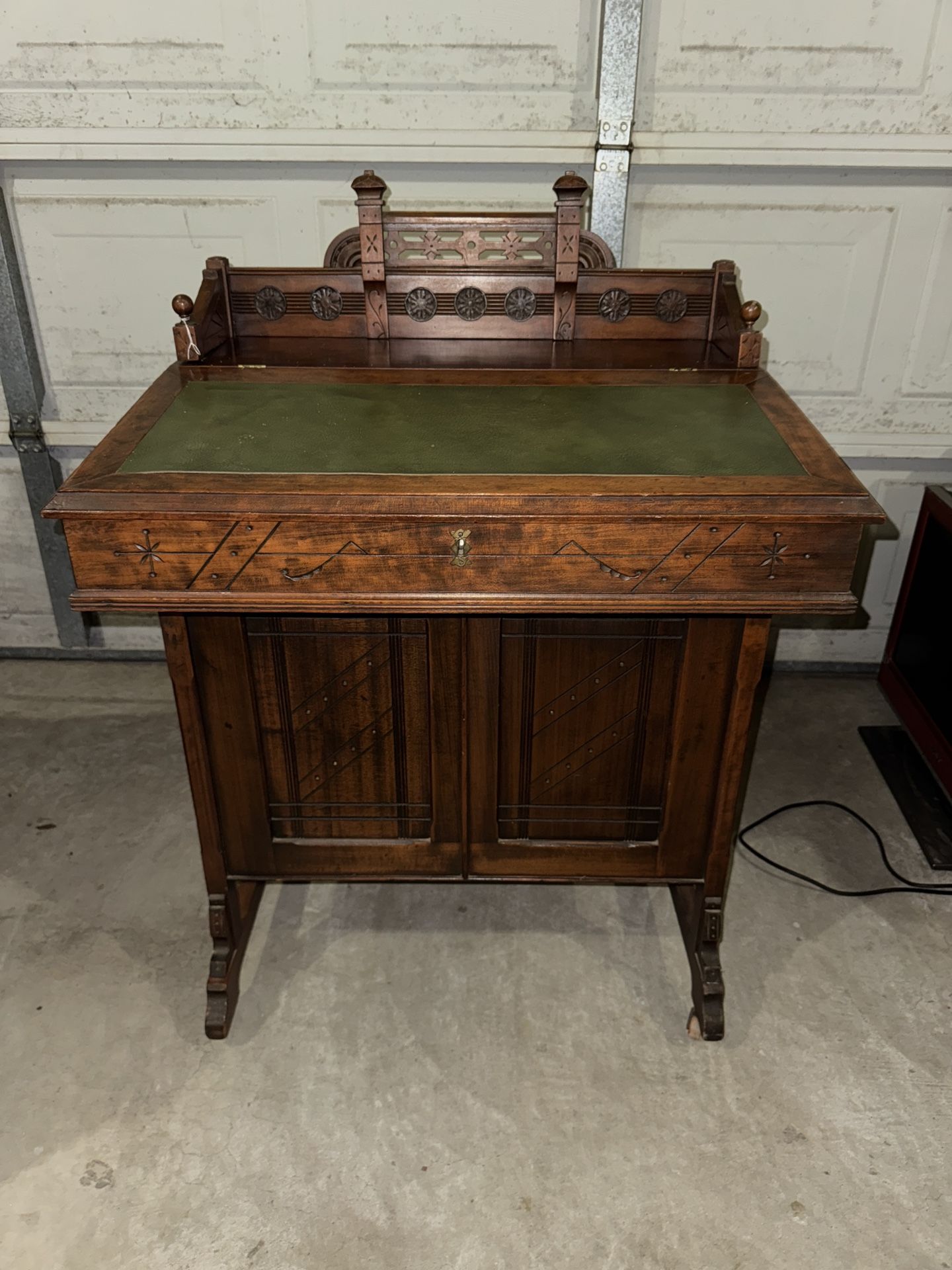 Stunning 19Th Century Davenport Desk, Captains Desk With Fliptop, Writing Tablet, Drawers, And Side Compartment On Wheels