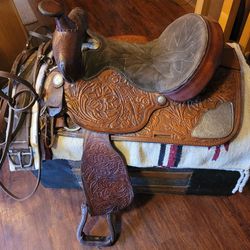 Vintage Western Saddle With Bridle, Cinch and Blanket.