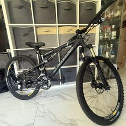 JAMIS FULL SUSPENSION DAKAR DISC BRAKES - 3 X 9 GEARS VERY LOW USAGE- KEEPING INDOOR - Giant Trek Specialized Scott Gt 