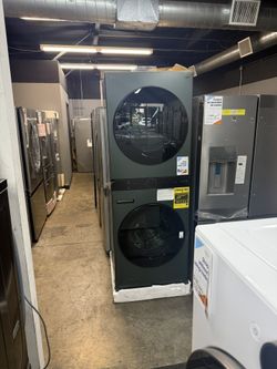 LG - 4.5 Cu. Ft. HE Smart Front Load Washer and 7.4 Cu. Ft. Electric Dryer WashTower with Steam and Built-In Intelligence - Nature Green