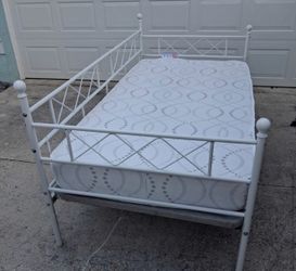 Daybed with like new mattress