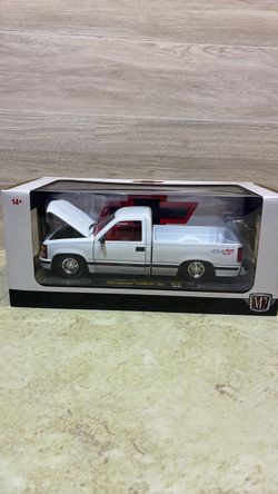 M2 Machines 1993 Chevrolet C1500 SS 454 Die-Cast 1:24