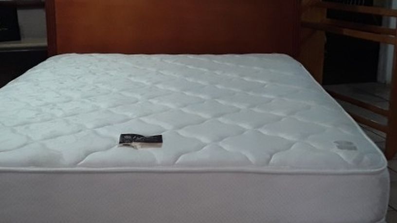 Buena. Cama Con Colchones Queen Size Y Bonita Cabesera. De Madera