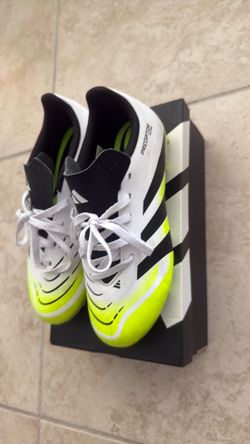 LIKE NEW Kids Adidas Predator Club FG/MG Soccer Cleats Size 4 (With Box)