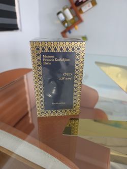 Maison Francis Kurkdjian Paris Oud Silk Moudis an airy, floral-woody unisex fragrance designed to mimic the fluid, weightless touch of silk. It balanc