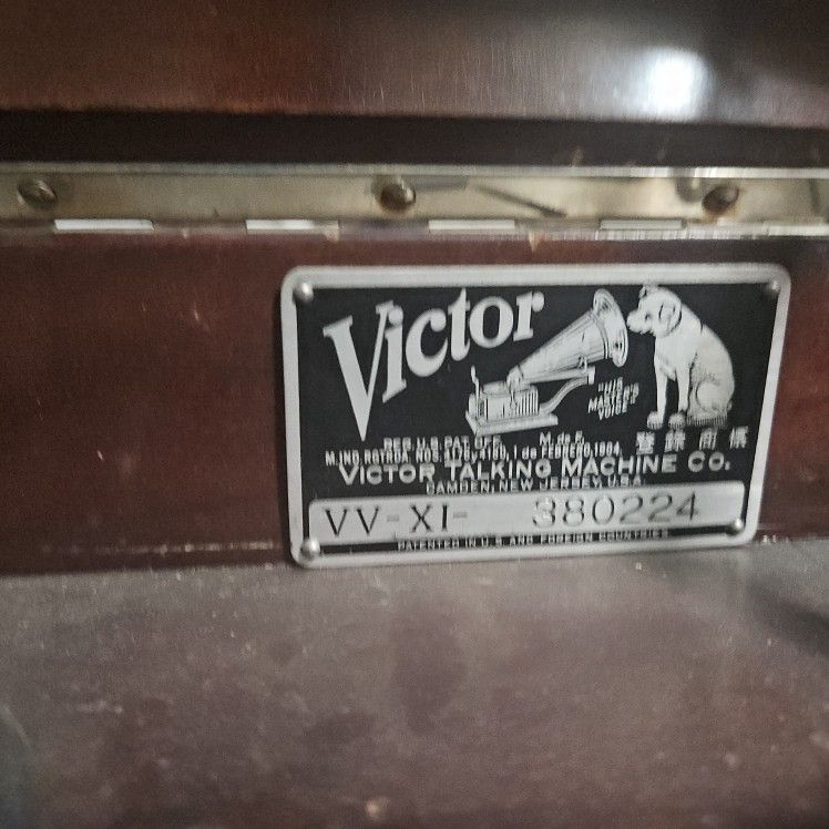 1930s victrola works great. good condition.