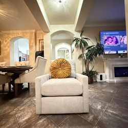 Beautiful Henredon Swivel Accent Chair In Excellent Condition