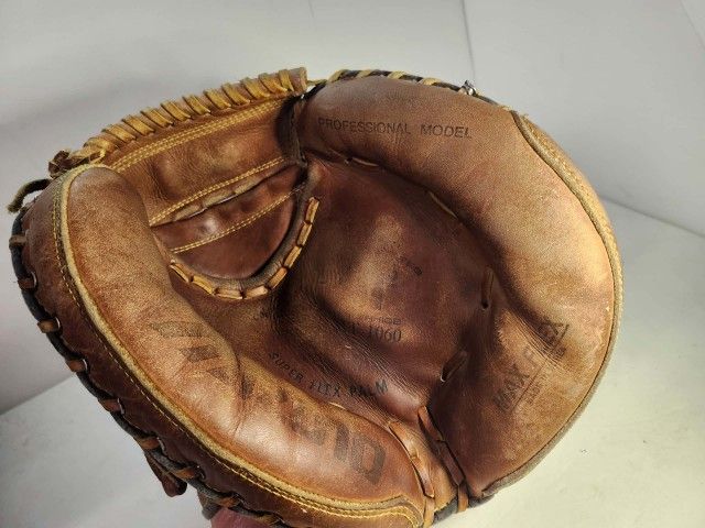 Mizuno MT1060 Catcher's Mitt Professional Glove RHT Right Hand Throw Baseball