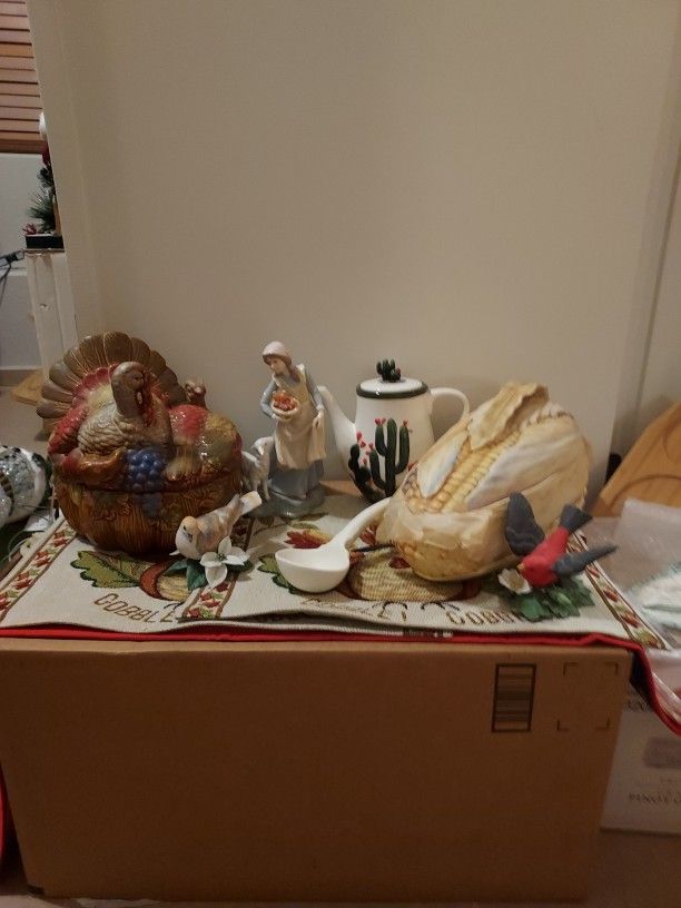 LARGE TURKEY BOWEL AND LARGE CORN BOWEL AND OTHER