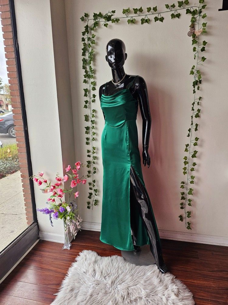 Emerald green satin maxi dress features a high front slit and adjustable straps - www.ice4pros.com.br Emerald green satin maxi dress features a high front slit and adjustable straps - www.ice4pros.com.br