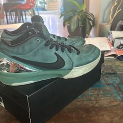 Kobe 4 Girl Dad Size 10 Women’s 11.5