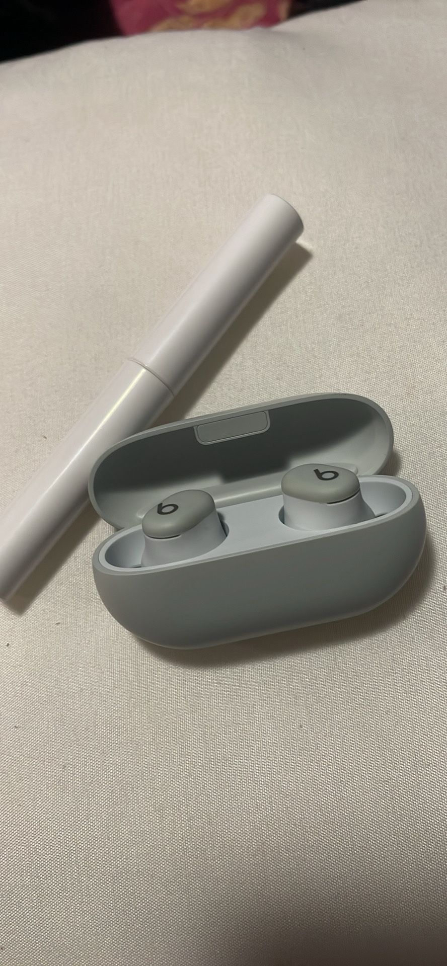 Beats solo earbuds W Earbud Cleaner