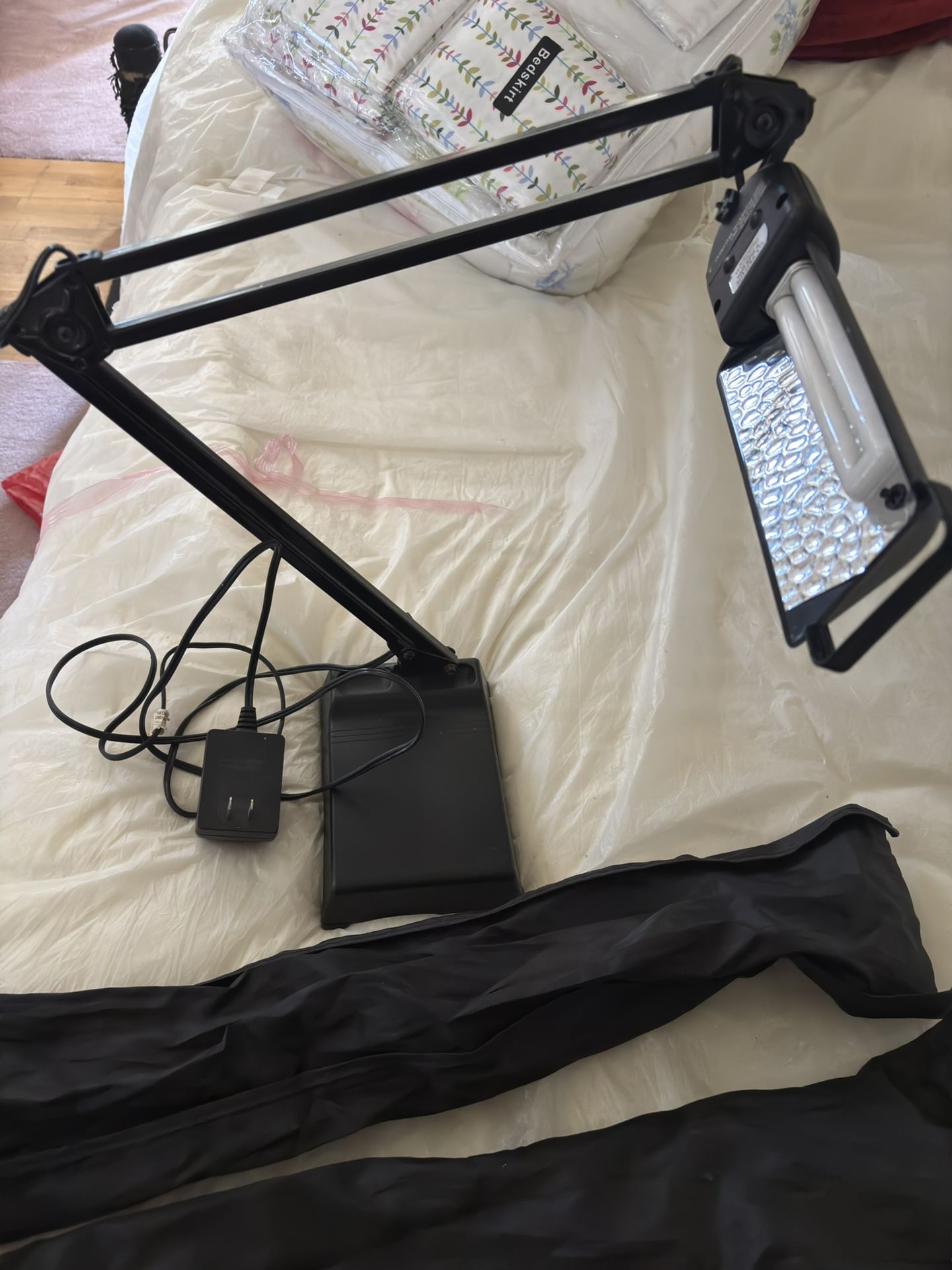Black expandable desk lamp