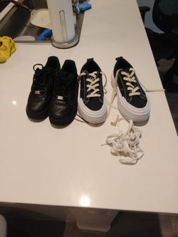Black low top airforce 21 and platform chuck Taylor converse
