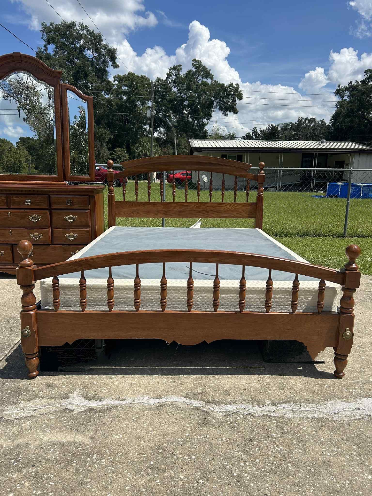 BEAUTIFUL SOLID WOOD QUEEN BEDROOM SET