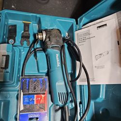 Makita Oscillating Multi-Tool TM3010C w/ Case + Blades