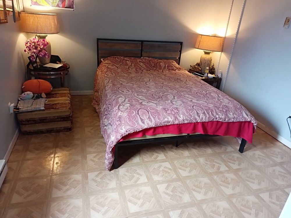 QUEEN BED LIKE NEW. NO Need Base