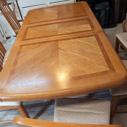 Nice oak expendedable dining table with chairs