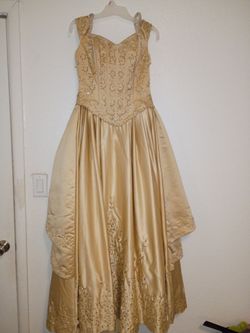 Elegant champagne-gold formal ballgown features a laced Corset✨