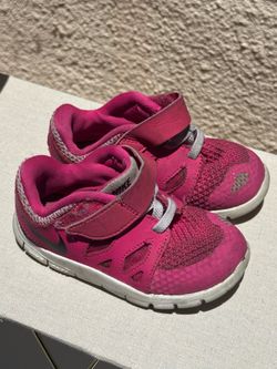 Toddler shoes read description !!