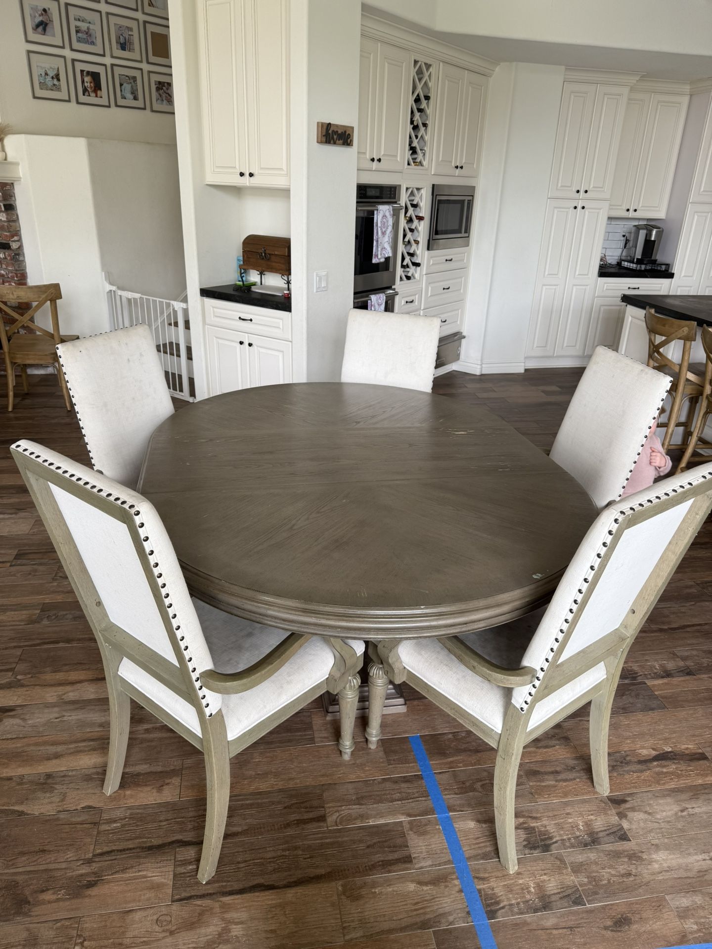 Kitchen Table And 5 Chairs