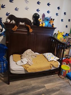 Toddler bed/ Crib