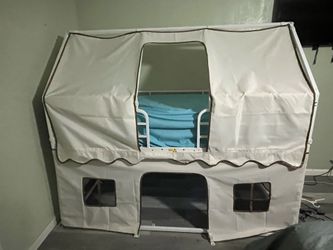 Twin bunk bed