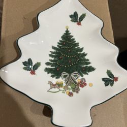 This piece is part of the Christmas Story collection by Mikasa