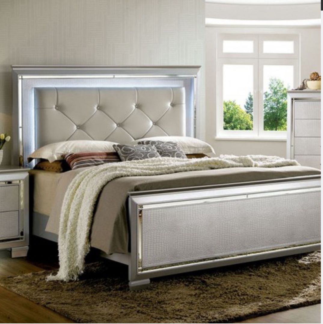 Silver Bedroom Furniture Set - 4pc Queen Bed Dresser Mirror Nightstand