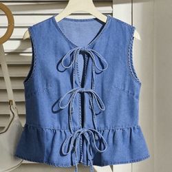 New trendy top, size Medium 