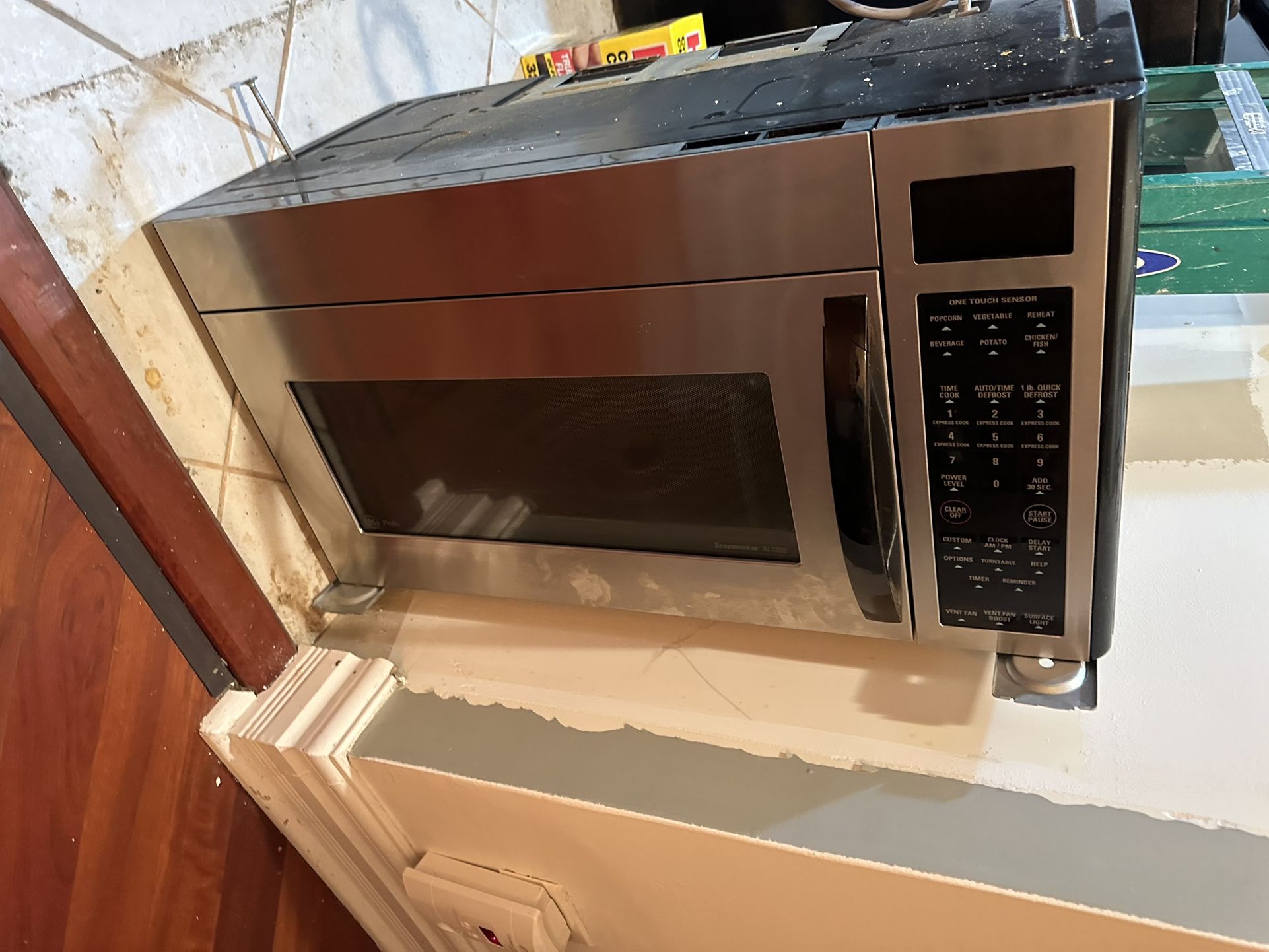 GE Space maker XL 1800 Over The Range Microwave for Sale in Chicago, IL