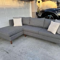 perfect condition gray sectional couch !!