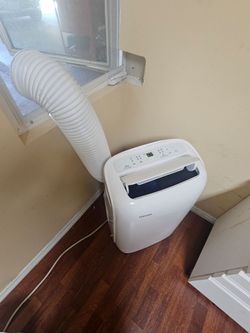 AIR CONDITIONER PORTABLE TOSHIBA NEW IN BOX,6000 BTU FOR ROOM 300 SQ FT,3IN1 COMES WITH ALL ACCESSORIES FIR ANY QUESTION TEXT ME PLEASE