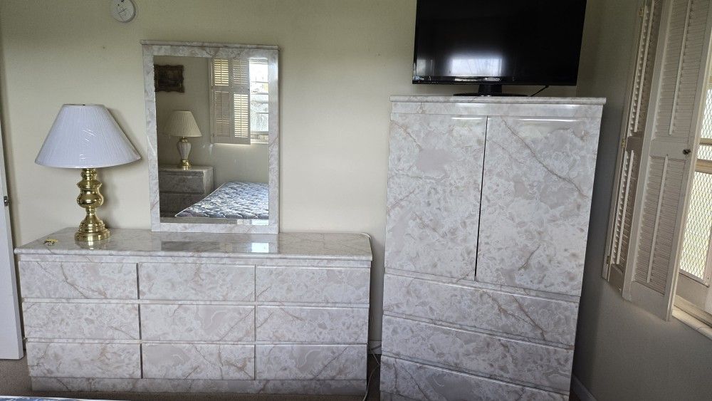 FREE ITEMS *Bedroom Dresser Set, Recliner, Dining Table