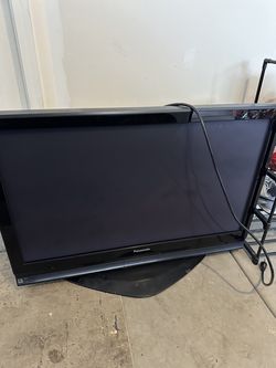 Panasonic VIERA 42” Plasma TV TH-42PX75U – Works – With Stand