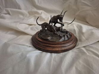 Statue  turtle hounds