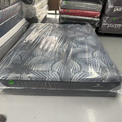 QUEEN SIZE SERTA PERFECT SLEEPER MATTRESS & BOX SPRING BED SET