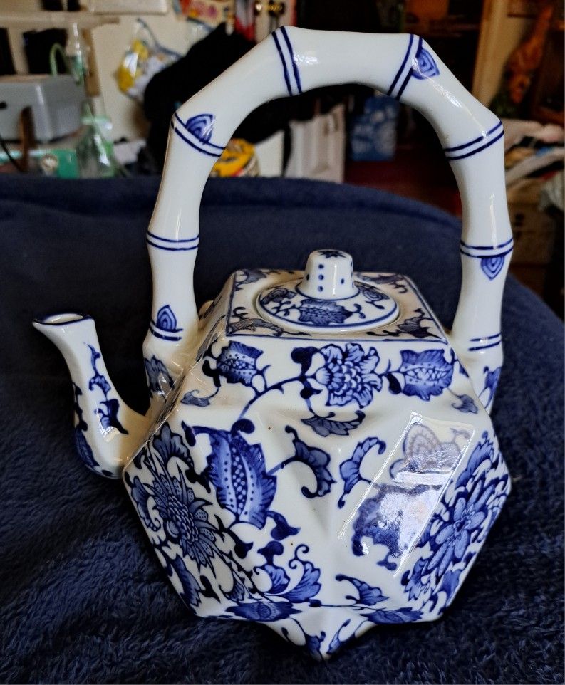 Vintage Porcelain Oriental Tea Pot