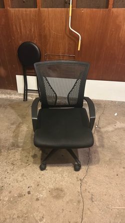 Black Mesh Office Chair – Good Condition