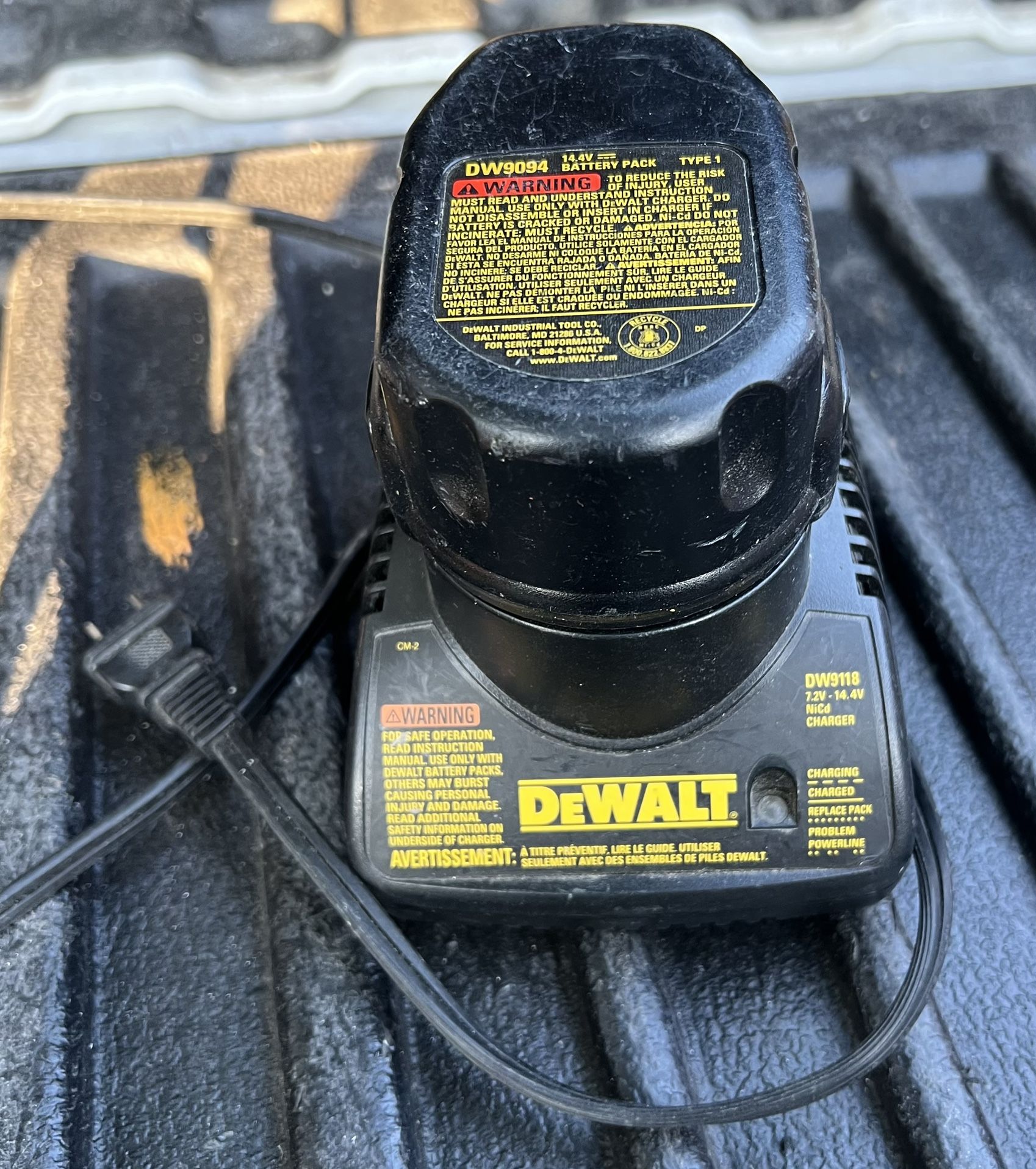 DEWALT DW9118 7.2V-14.4V Battery Charger & Battery