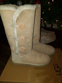 Ugg Bailey Button triplet, size 10
