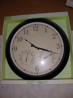 New large clock with temperature and humidity readings