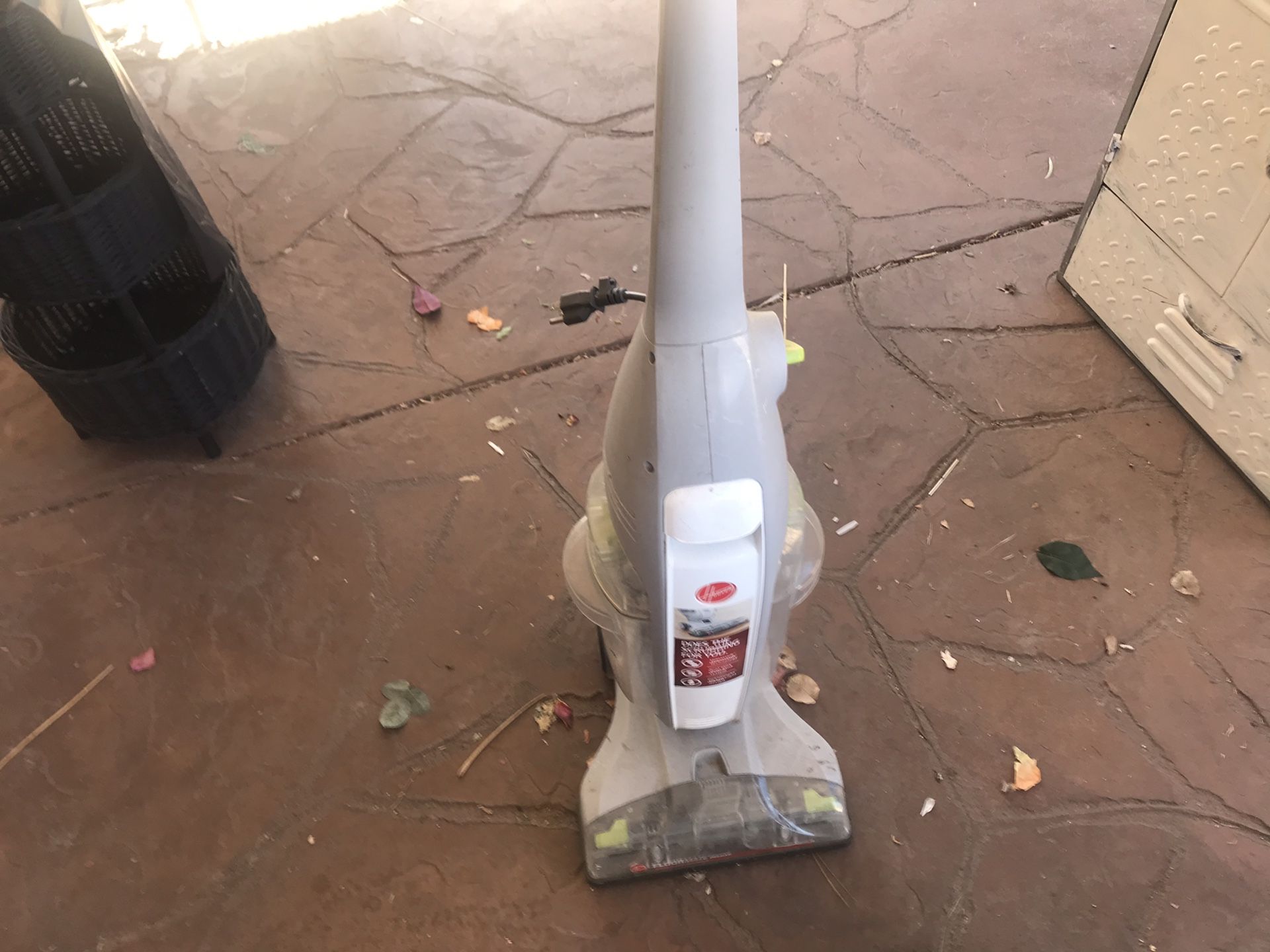 Hoover scrubbing vacuum for tiles and flooring very good condition