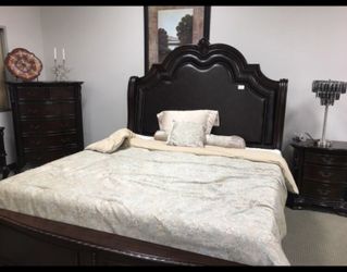 BEAUTIFUL 5 PCS QUEEN BEDROOM SET NEW