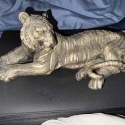 Table tiger statue
