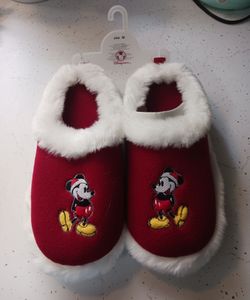 NEW DISNEY STORE RED & WHITE SANTA MICKEY MOUSE SLIPPERS SIZE MEDIUM WITH FAUX FUR