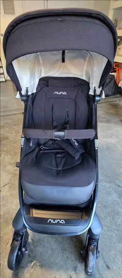 Nuna Luxury Stroller – Excellent Deal
High-end Nuna stroller in black with brown leather-style handle accents. Smooth ride, large storage basket, recl